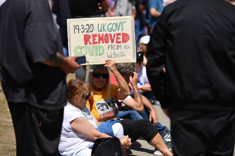 Grupos de extrema-direita se reúnem em torno da estátua protegida de Winston Churchill, na Praça do Parlamento, em Londres