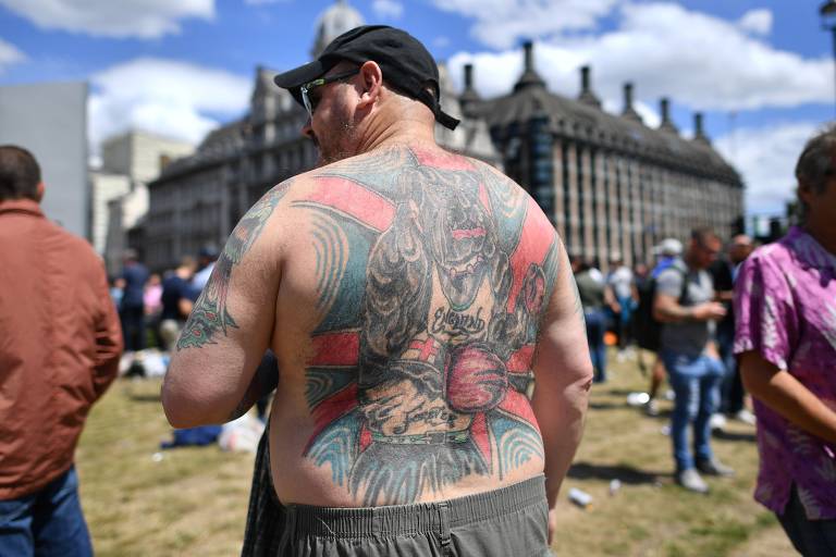 Grupos de extrema-direita se reúnem em torno da estátua protegida de Winston Churchill, na Praça do Parlamento, em Londres; a polícia da cidade pediu que nem manifestações antirracistas nem as nacionalistas acontecessem hoje, devido à pandemia