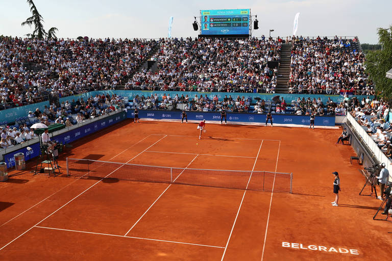 Arena lotada para o duelo entre Novak Djokovic e Viktor Troicki, em Belgrado, neste sábado (13)