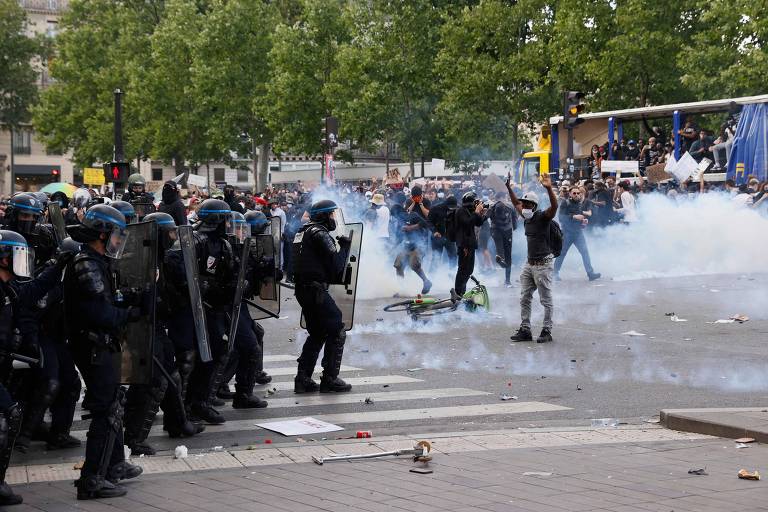 Policiais tentam dispersar manifestação em Paris