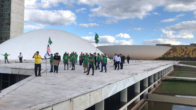Apoiadores do presidente Jair Bolsonaro invadem a laje do Congresso Nacional, na tarde deste sábado (13), em Brasília