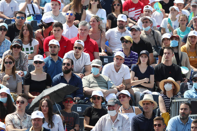 Aglomeração e poucas máscaras durante o jogo de Novak Djokovic neste sábado, em Belgrado