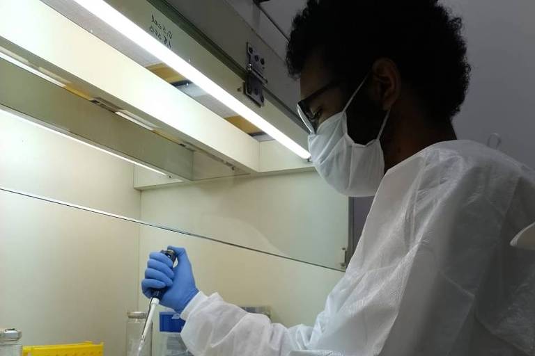 O pesquisador Rômulo Neris em laboratório da UFRJ