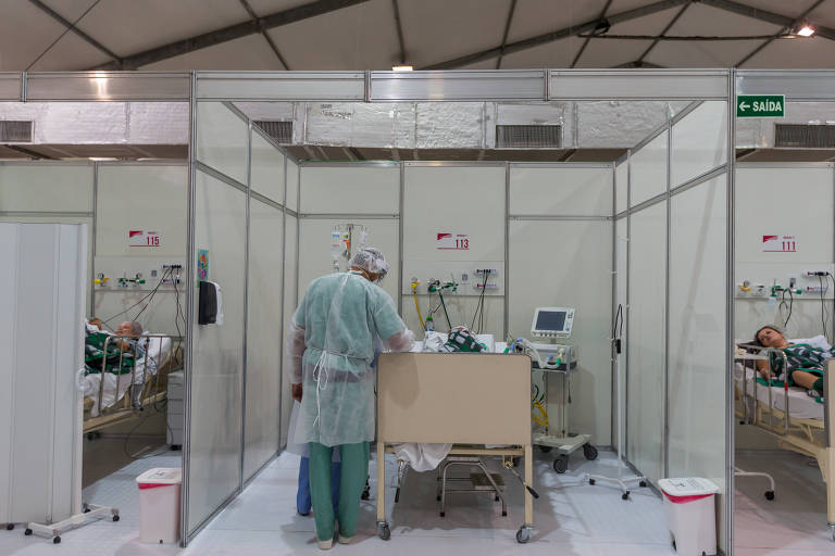  profissional de saúde atende paciente internado no Hospital de Campanha do Ibirapuera, na zona sul de SP