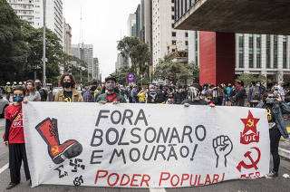 Manifestantes se concentram em frente ao MASP   antes de sair em passeata em ato  anti governo Bolsonaro na Av Paulista