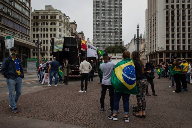 Manifestantes a favor do governo Bolsonaro, fazem protesto em frente a prefeitura de São Paulo, no viaduto do Chá.