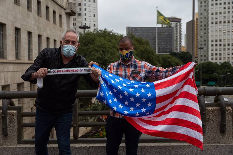 Com a bandeira americana, manifestantes protestam a favor do governo Bolsonaro em frente a prefeitura de São Paulo, no viaduto do Chá.