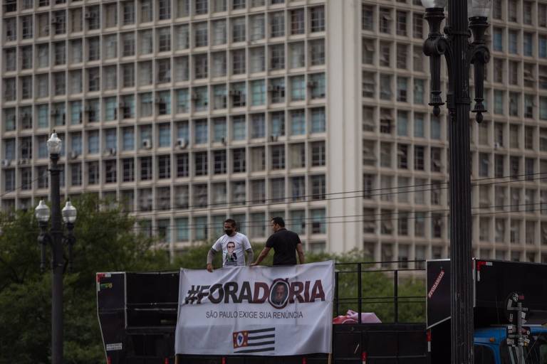 Manifestantes pedem a saída do prefeito João Doria (PSDB-SP), durante protesto a favor do governo Bolsonaro em frente a prefeitura de São Paulo, no viaduto do Chá.