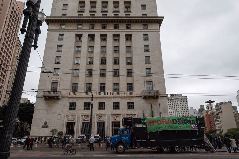 Apoiadores do presidente Bolsonaro, fazem protesto em frente a prefeitura de São Paulo, no viaduto do Chá.