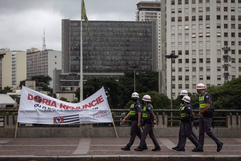 Policiais militares acompanham a manifestação a favor do governo Bolsonaro em frente a prefeitura de São Paulo, no viaduto do Chá.