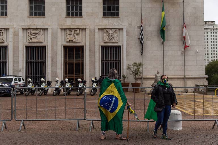Manifestantes fazem ato a favor do governo Bolsonaro em frente a prefeitura de São Paulo.