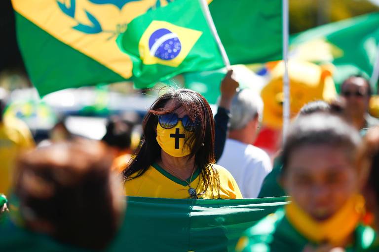 Apoiadores do presidente Bolsonaro protestam fora do quartel-general do exército, contra a decisão do governador do Distrito Federal, Ibaneis Rocha (MDB), de impedir que multidões participem de manifestações em meio à pandemia de coronavírus, em Brasília.