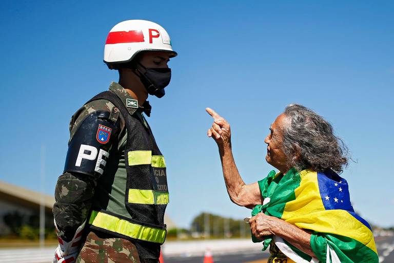 Apoiador do presidente Bolsonaro durante protesto, próximo ao quartel-general do exército, em Brasília.