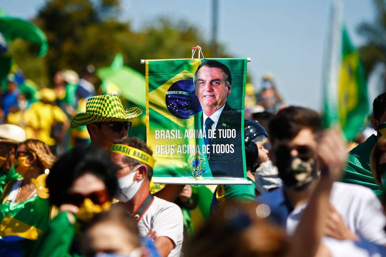 Manifestantes fazem protesto a favor do presidente Bolsonaro, próximo ao quartel-general do exército, em Brasilia