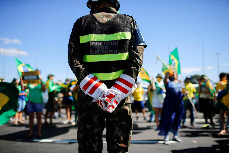 Soldado de exercito brasileiro observa manifestação de apoiadores do presidente Bolsonaro, contra o Supremo Tribunal Federal em frente à sede do exército, em Brasília.