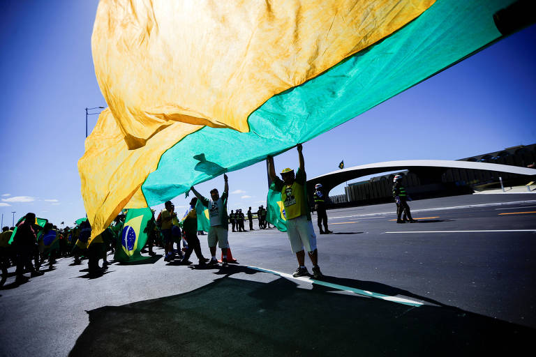 Apoiadores do presidente Bolsonaro, protestam contra o Supremo Tribunal Federal do país em frente à sede do exército, em Brasília.