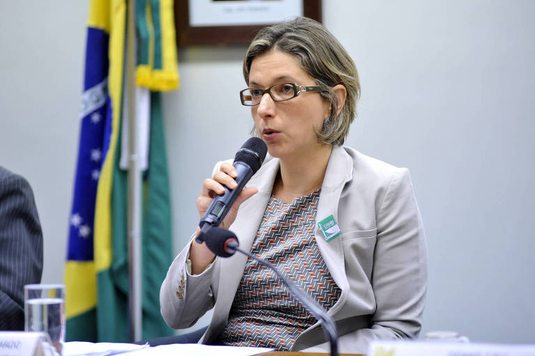 Especialista em terrorismo, delegada que investiga Bolsonaro e Moro é descrita como discreta e linha dura