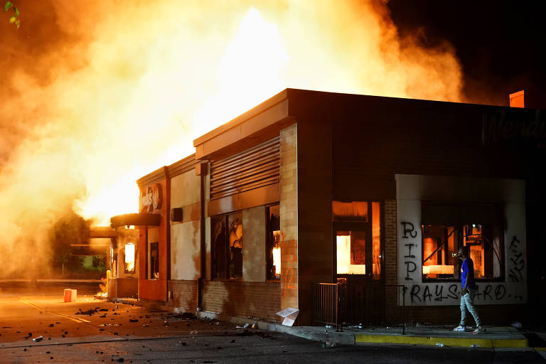 Restaurante da rede Wendy's incendiado após morte de homem negro por agentes brancos no estacionamento da loja, em Atlanta