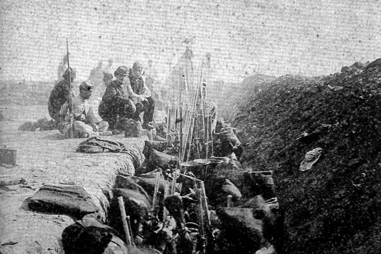 Foto das trincheiras da batalha de Tuiuti, em 1866, durante a guerra do Paraguai