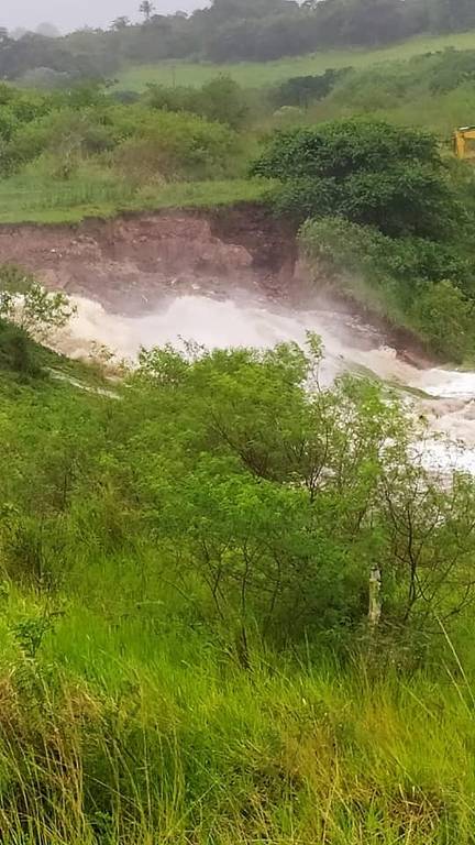 Barragem tem dano, escoa água e causa enxurradas em Pernambuco