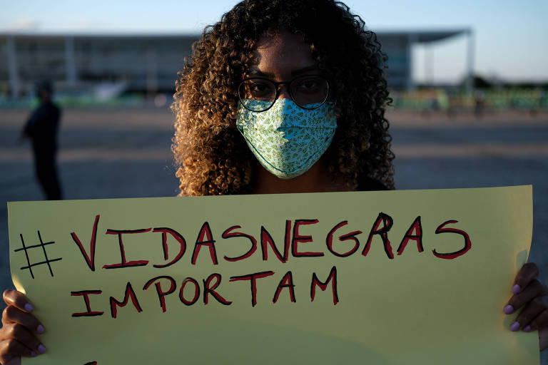 Militantes do Movimento Negro fazem ato na Praça dos Três Poderes, em Brasília; 56% dos brasileiros se autodeclaram pretos ou pardos enquanto nos EUA 13,4% se autodeclaram negros e 18,3% hispânicos ou latinos
