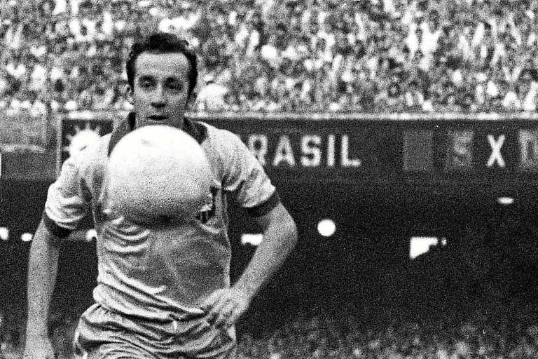 Tostão em ação em jogo do Brasil contra a Venezuela, no Maracanã, em 1969