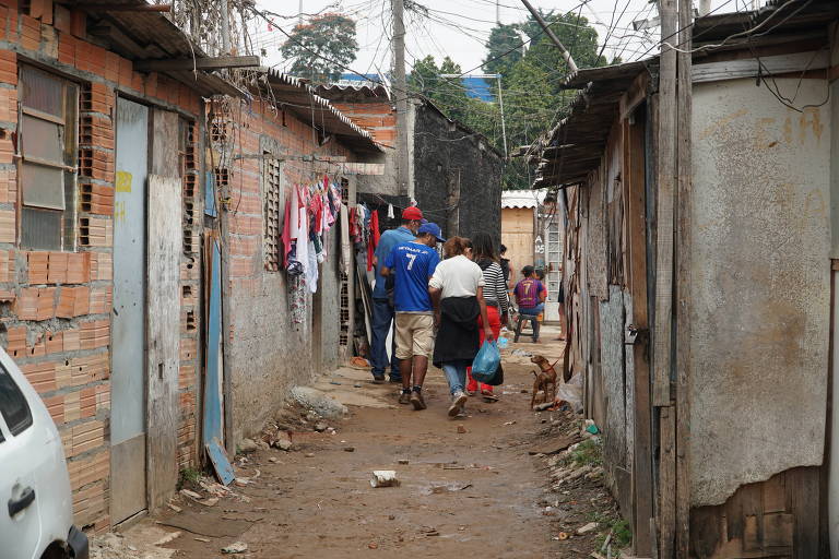 Sem albergue, moradores de rua relatam agressão de GCM em Carapicuíba e se refugiam em favela