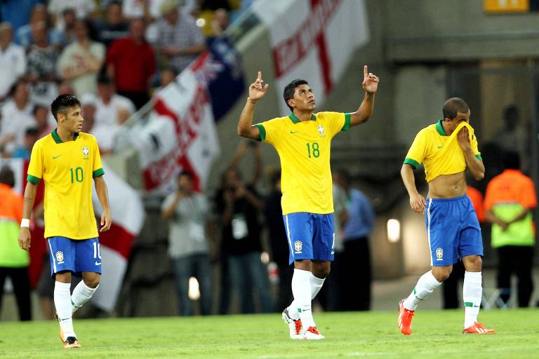 Paulinho comemora com os braços erguidos seu gol no amistoso da seleção brasileira contra a Inglaterra em 2013