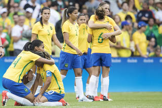 Olimpiadas Rio.Futebol feminino. Brasile perde nas cobrancas de penaltis para a Suecia no estadio do Maracana. Bruna abraca Marta