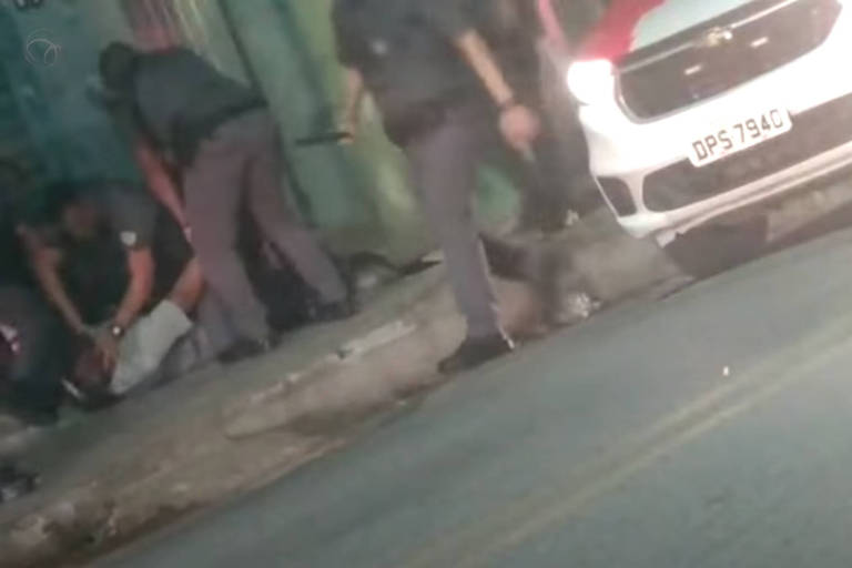 Policiais militares agrediram um homem rendido na noite de sexta-feira (12), no bairro do Jardim Belval, em Barueri, na Grande São Paulo