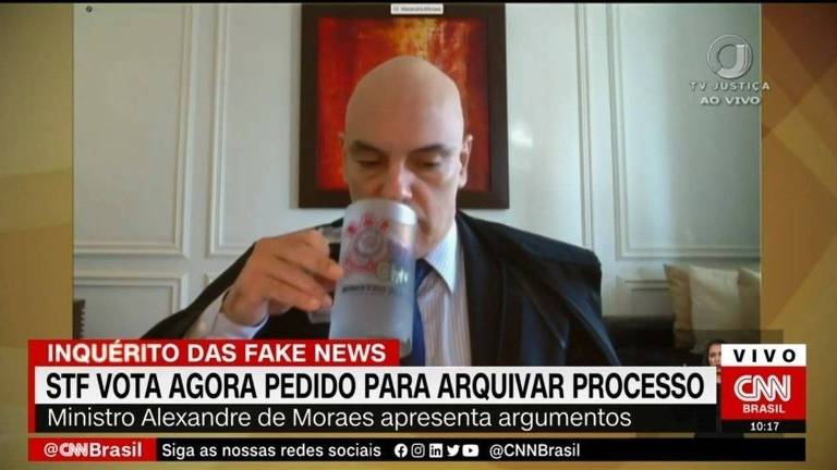 Ministro do STF, Alexandre de Moraes bebe em caneca do Corinthians