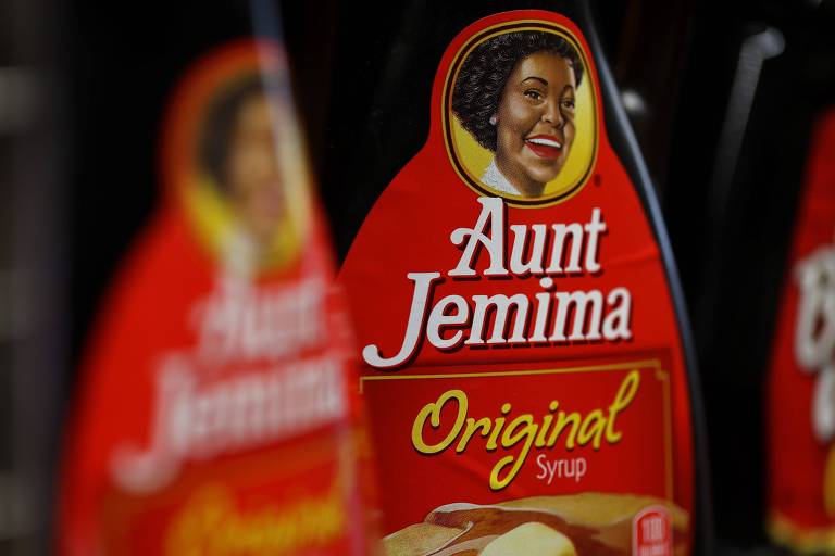 Garrafa de xarope para panquecas da marca Aunt Jemima, representada pelo desenho de uma mulher negra sorrindo