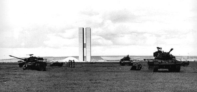 Tanques em Brasília no dia 1º de abril de 1964