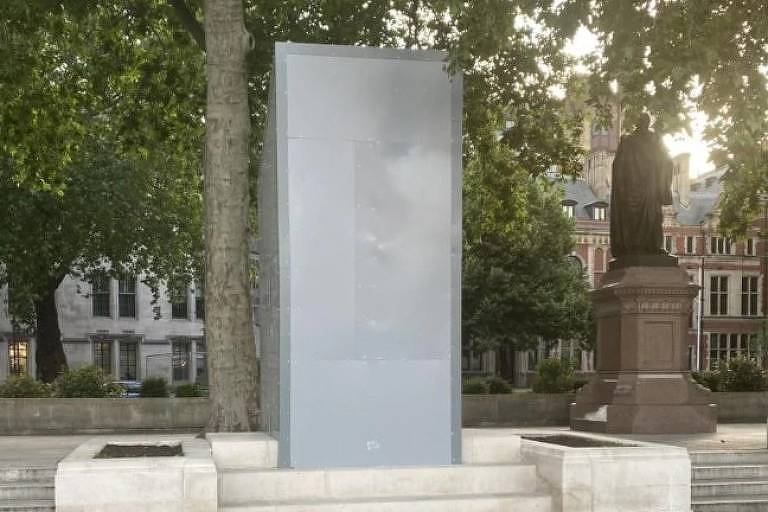Estátua de Gandhi em praça de Londres é encaixotada pelas autoridades antes de protestos antirracistas, que ameaçavam derrubá-la