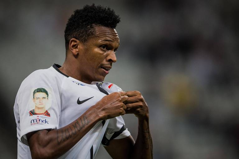 Jô comemora o seu gol pelo Corinthians