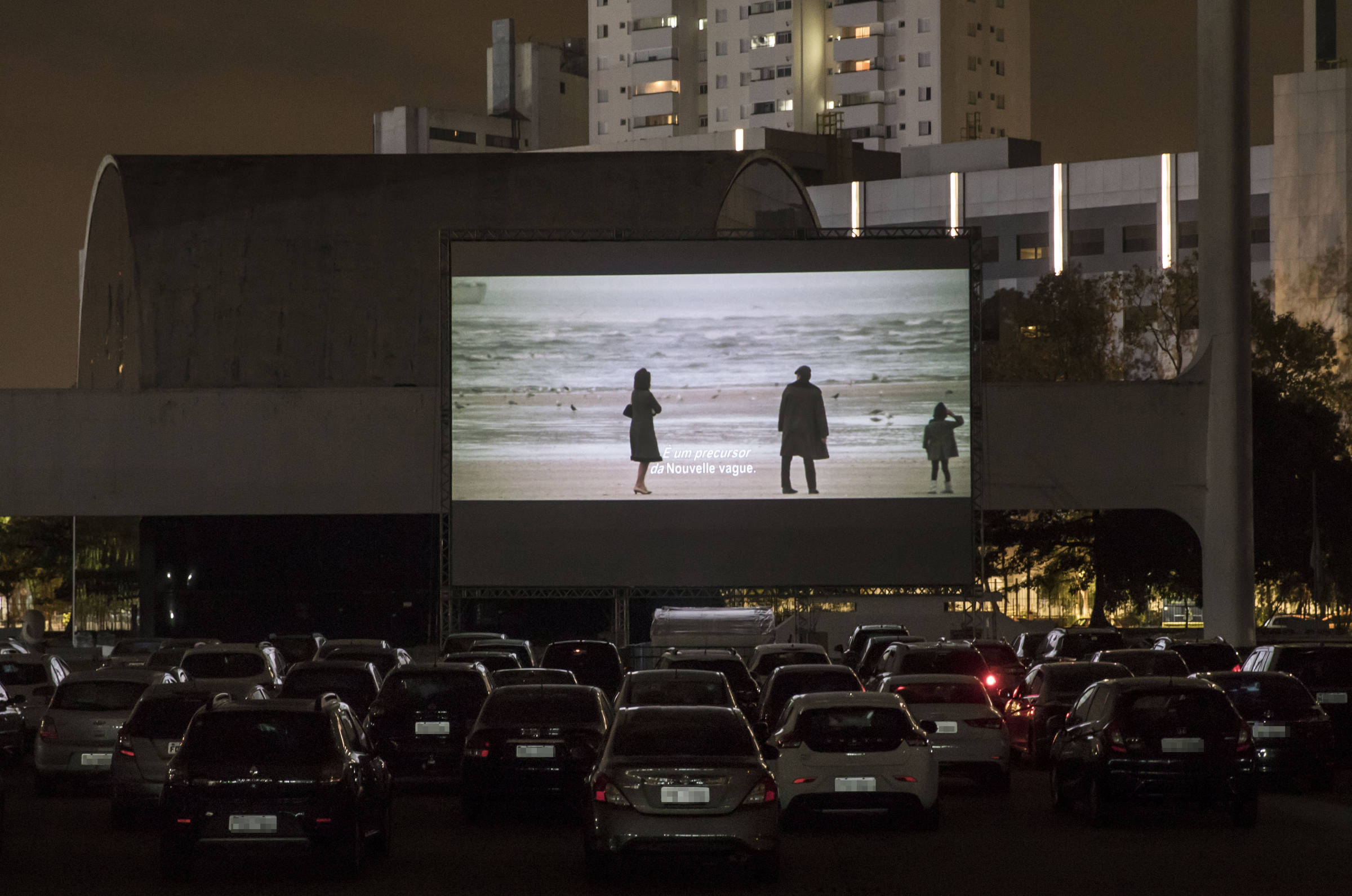 Cinema drive-in é adotado no Brasil e renasce nos EUA