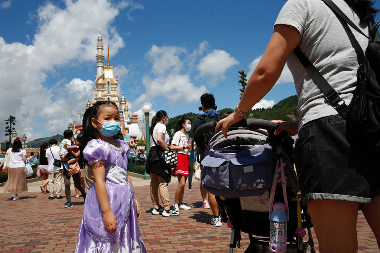 Parque da Disney reabre em Hong Kong após pico da Covid-19; veja fotos de hoje