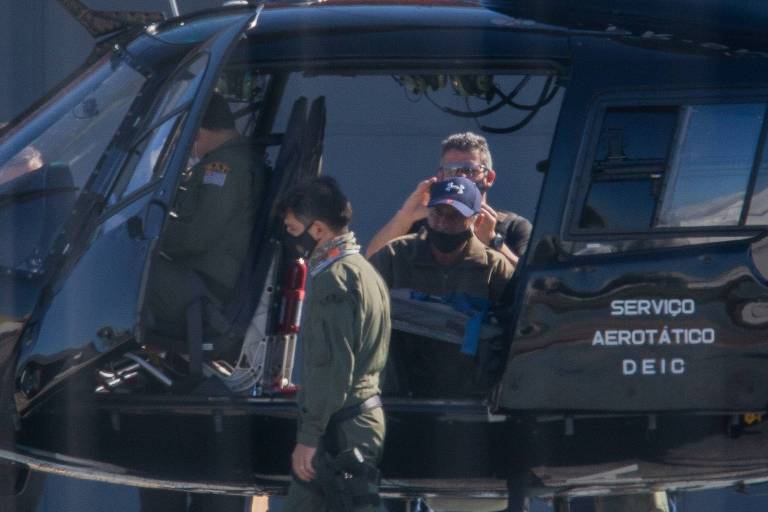 Fabrício Queiroz é conduzido para o helicóptero da Polícia Civil no Campo de Marte, em São Paulo. Ele será encaminhado para o Rio