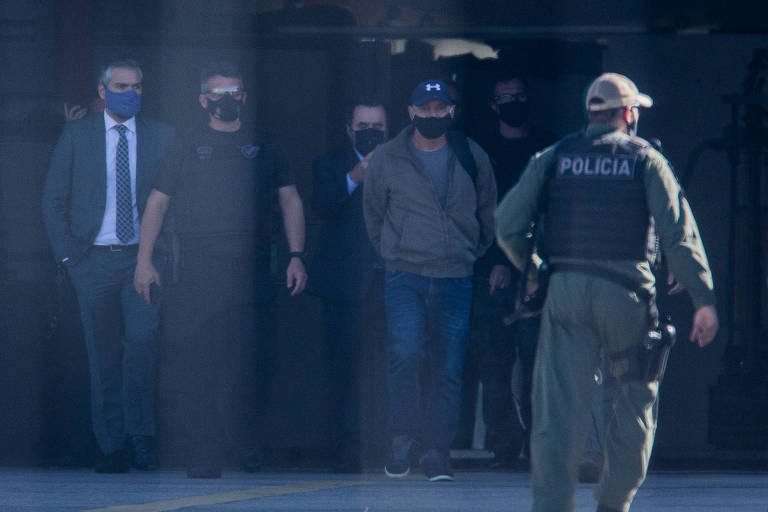 Fabrício Queiroz é conduzido para o helicóptero da Polícia Civil no Campo de Marte, em São Paulo. Queiroz está sendo encaminhado para o Rio de Janeiro após ser preso em Atibaia (SP) na casa do advogado de Bolsonaro e de seu filho Flávio