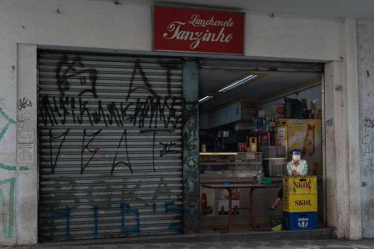 Funcionária de lanchonete aguarda por clientes na região da Sé.