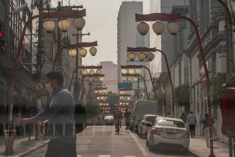 Transeuntes na rua da Glória, na Liberdade.
