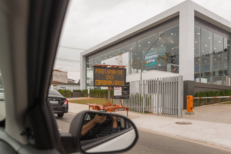 Painel faz prevenção contra o coronavírus na avenida 23 de Maio.
