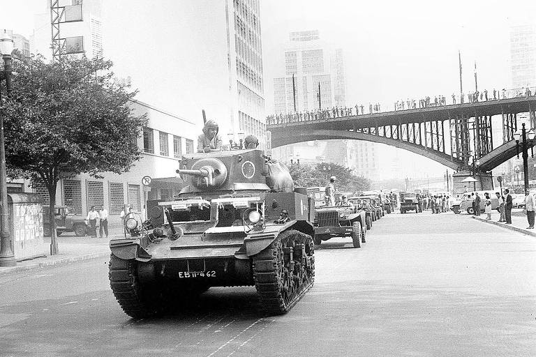 Tanques do Exército passam pelas ruas de São Paulo (SP), em 14 de abril de 1964
