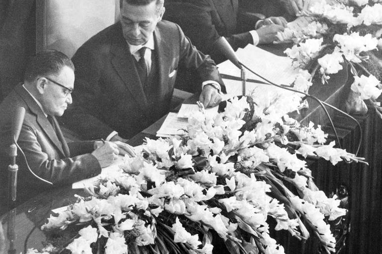 Em 15 de Abril de 1964, em sessão solene do Congresso Nacional, após o juramento, o marechal Humberto de Alencar Castelo Branco assina o termo de posse da presidência do Brasil