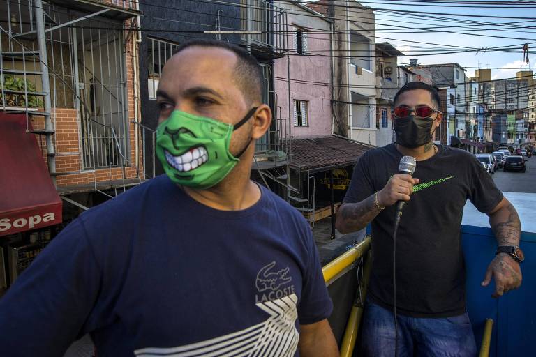 Alan Pereira da Rocha, 25, (de máscara preta) é conhecido como Mc Lanzinho.