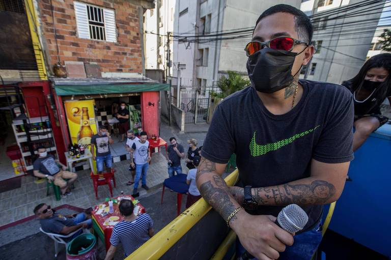 Mc Lanzinho circulando em Heliópolis em carro de som. 