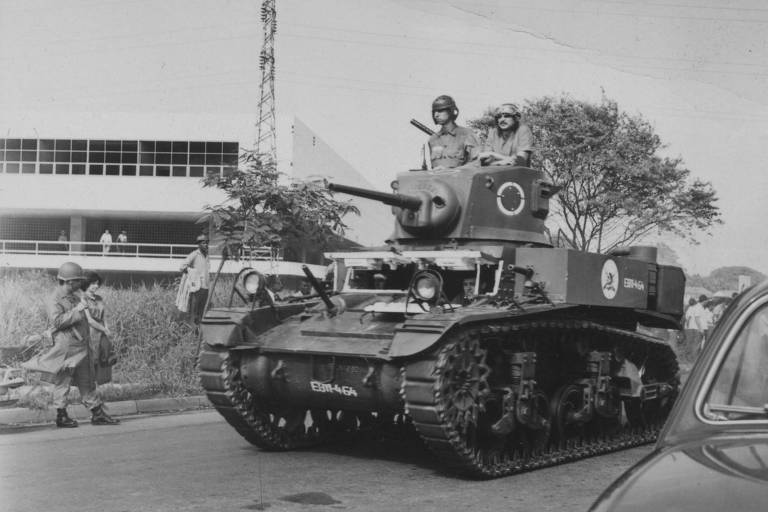 Soldados do Exército em tanque de guerra na invasão do Crusp (Conjunto Residencial da Universidade de São Paulo) no dia 17 de dezembro de 1968, quatro dias após o AI-5 (Ato Institucional) ser decretado. Cerca de 800 estudantes foram presos