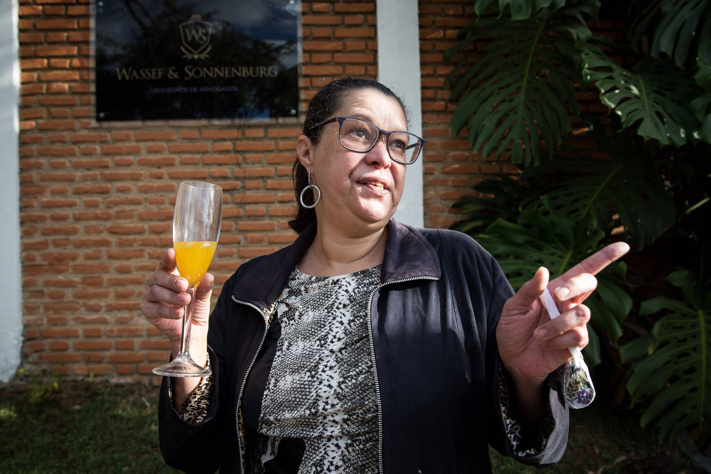 Filha de Olavo de Carvalho se filia ao PT