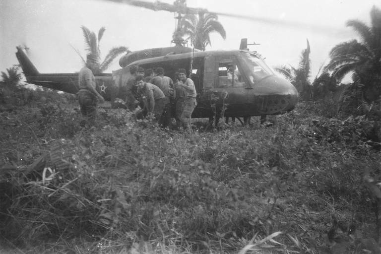 Helicóptero militar pousa na clareira em região próxima às margens do rio Araguaia, no estado do Pará, para a retirada de corpos de militantes mortos durante a Guerrilha do Araguaia, em 1972