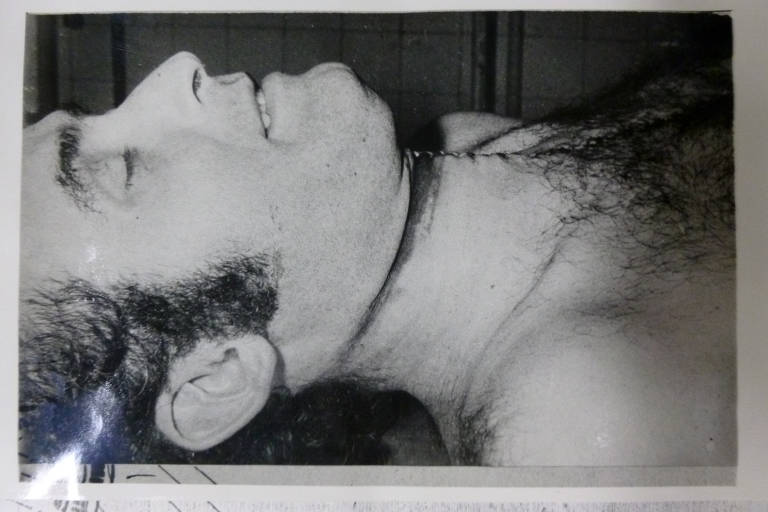 Reprodução de foto da exumação do corpo de Vladimir Herzog